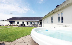  Five-Bedroom Holiday Home in Borgholm  Боргхольм